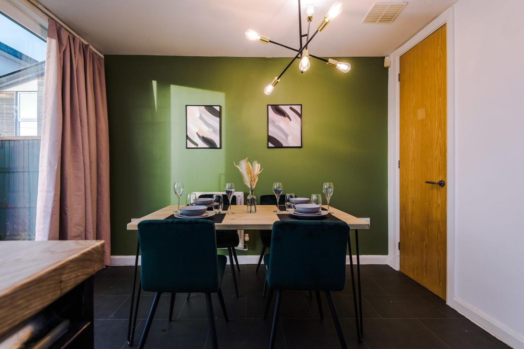Вілла Rest&Recharge At A Spacious Townhouse By The Etihad Манчестер Екстер'єр фото
