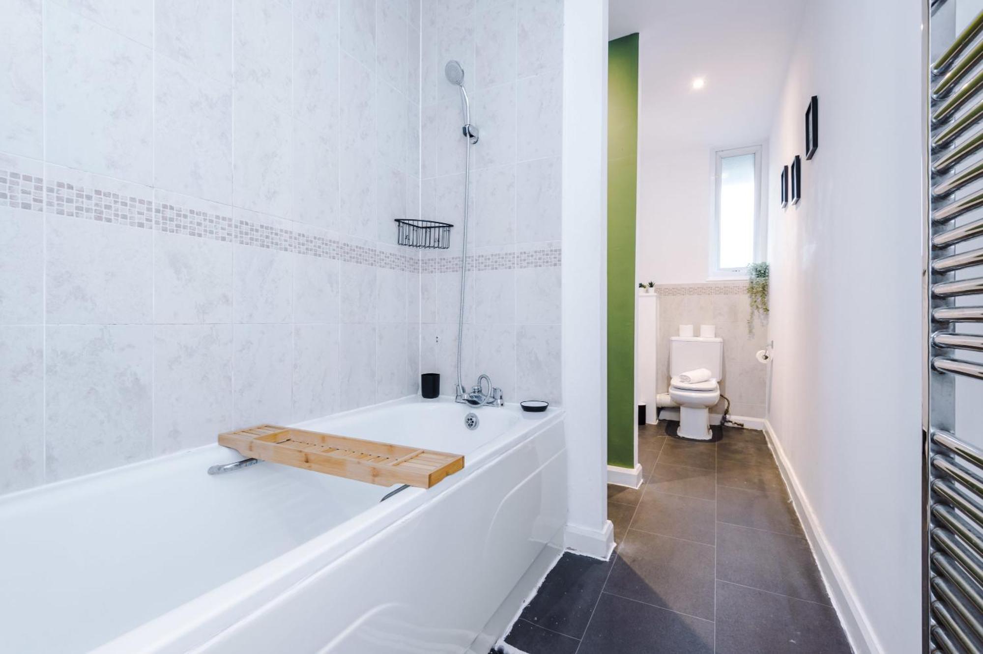 Вілла Rest&Recharge At A Spacious Townhouse By The Etihad Манчестер Екстер'єр фото